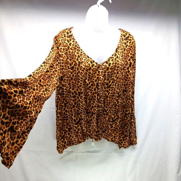 NWT Oddi Cheetah Print V- Neck Bell Sleeved 100% Rayon Boho Contemporary Blouse - Picture 2 of 14